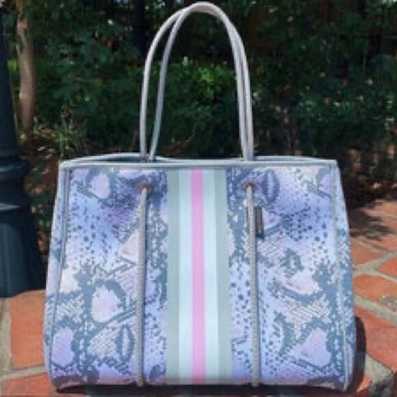 Neoprene lite weight DurableTote with wristlet, NWT  15"(W) x 12"(H) x 10"(D) - Picture 4 of 5